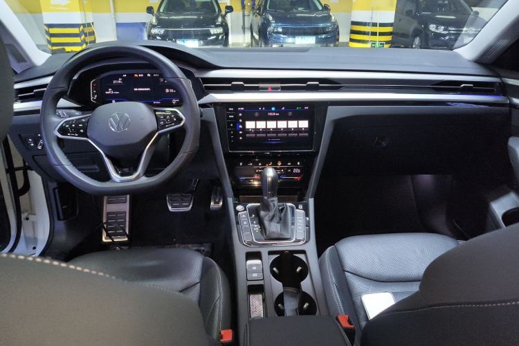 Used Volkswagen FAW-Volkswagen CC 2023 380TSI Striking Edition Center Console