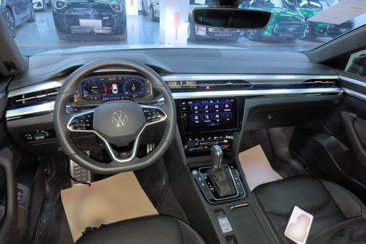 Used Volkswagen FAW-Volkswagen CC 2023 380TSI Striking Edition Center Console