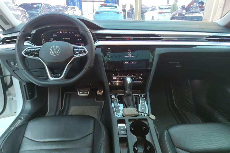 Used Volkswagen FAW-Volkswagen CC 2023 380TSI Striking Edition Center Console