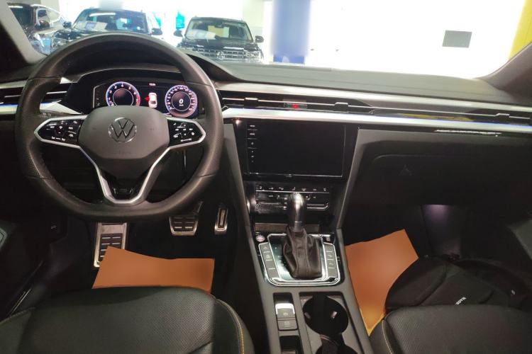 Used Volkswagen FAW-Volkswagen CC 2023 380TSI Striking Edition Center Console