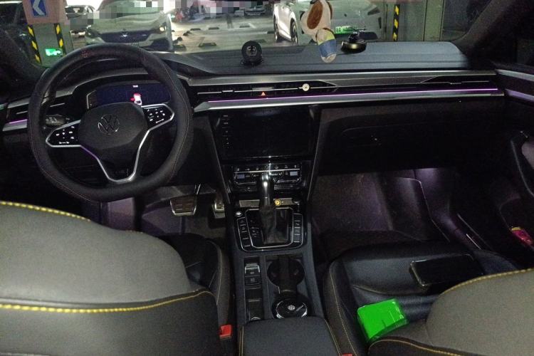 Used Volkswagen FAW-Volkswagen CC 2023 380TSI Striking Edition Center Console