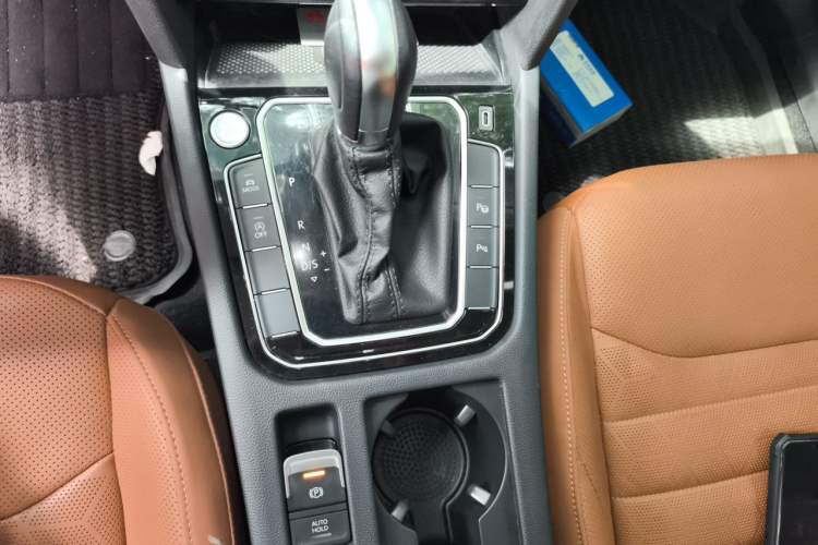 Used Volkswagen FAW-Volkswagen CC 2023 Hunting Vehicle 380TSI Hunter's Heart Edition Gear Lever