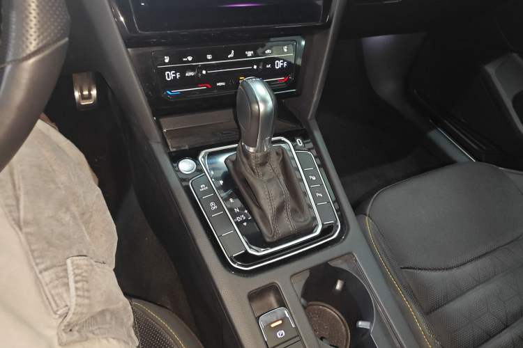 Used Volkswagen FAW-Volkswagen CC 2023 380TSI Striking Edition Gear Lever