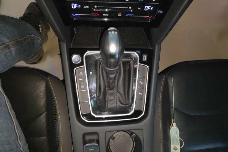 Used Volkswagen FAW-Volkswagen CC 2023 380TSI Striking Edition Gear Lever