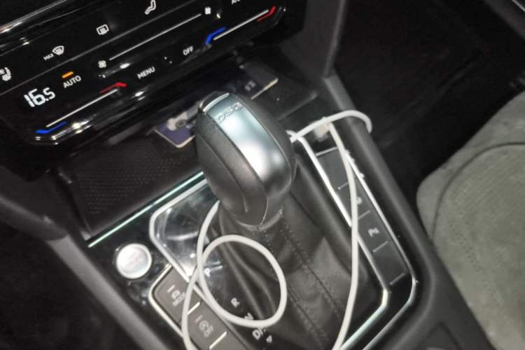 Used Volkswagen FAW-Volkswagen CC 2023 Hunting Vehicle 380TSI Hunter's Heart Edition Gear Lever
