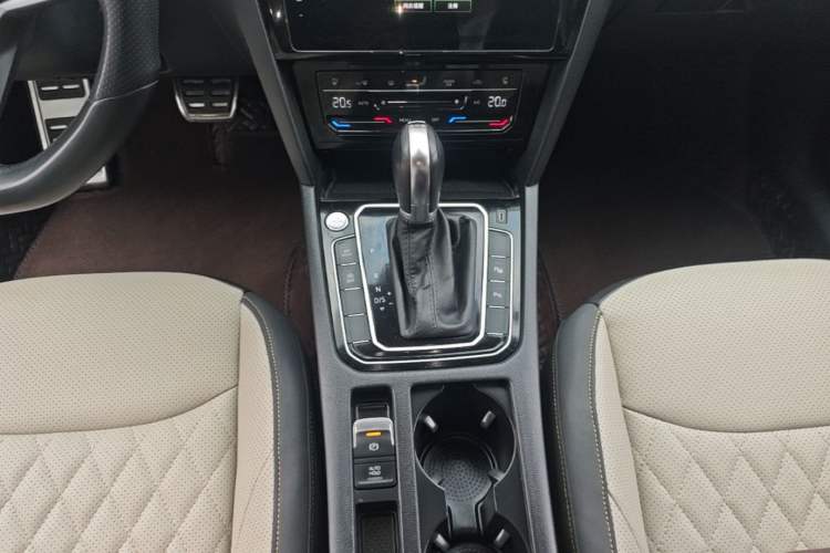 Used Volkswagen FAW-Volkswagen CC 2023 380TSI Striking Edition Gear Lever