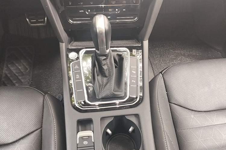 Used Volkswagen FAW-Volkswagen CC 2023 380TSI Striking Edition Gear Lever
