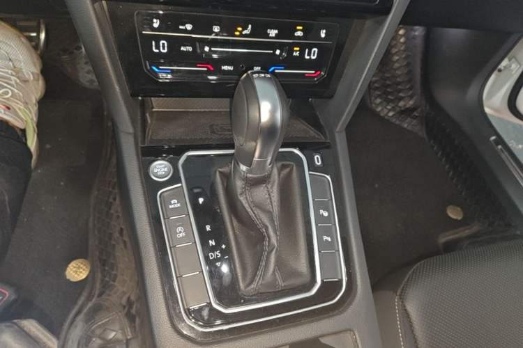 Used Volkswagen FAW-Volkswagen CC 2023 380TSI Striking Edition Gear Lever