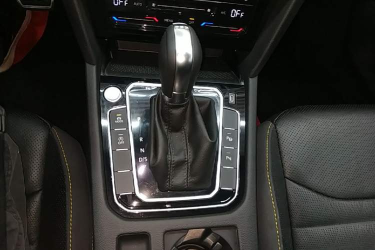 Used Volkswagen FAW-Volkswagen CC 2023 380TSI Striking Edition Gear Lever