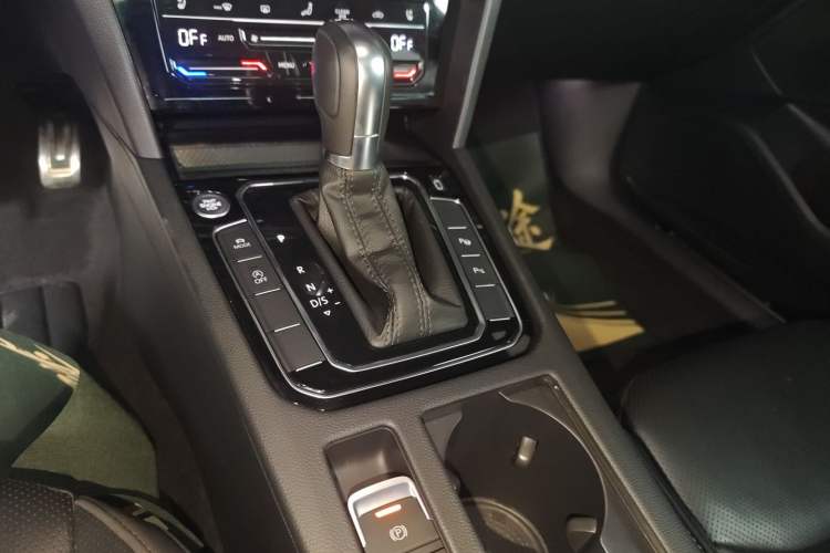 Used Volkswagen FAW-Volkswagen CC 2023 380TSI Striking Edition Gear Lever