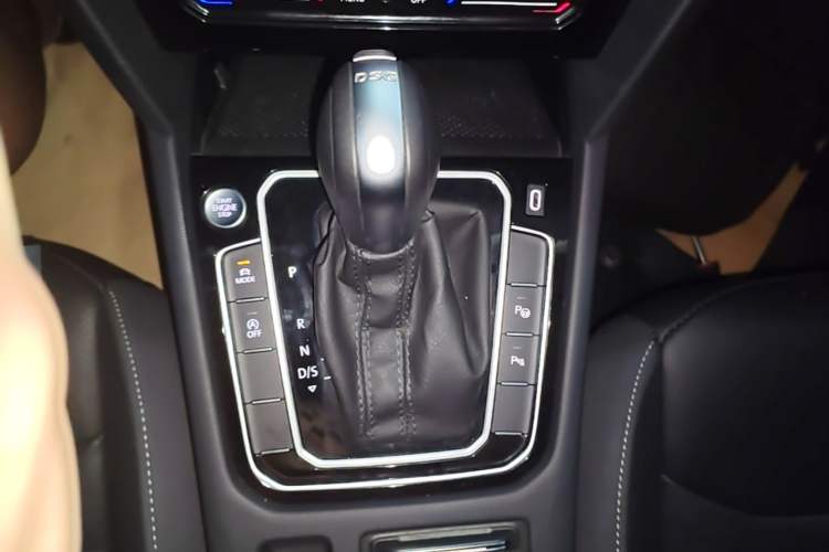 Used Volkswagen FAW-Volkswagen CC 2023 380TSI Striking Edition Gear Lever