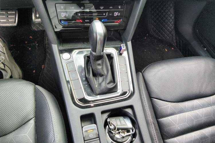 Used Volkswagen FAW-Volkswagen CC 2023 380TSI Striking Edition Gear Lever