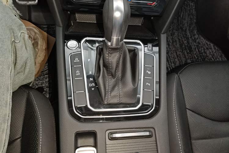 Used Volkswagen FAW-Volkswagen CC 2023 Hunting Vehicle 380TSI Hunter's Heart Edition Gear Lever