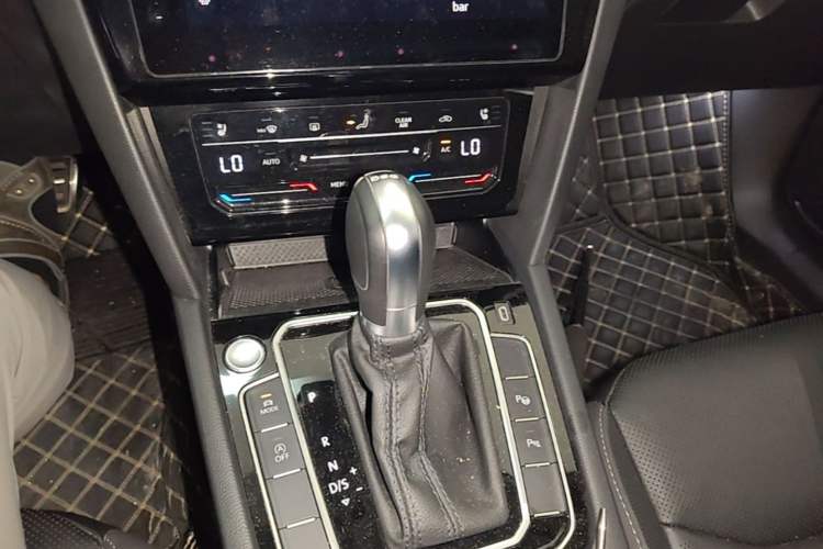 Used Volkswagen FAW-Volkswagen CC 2023 380TSI Striking Edition Gear Lever