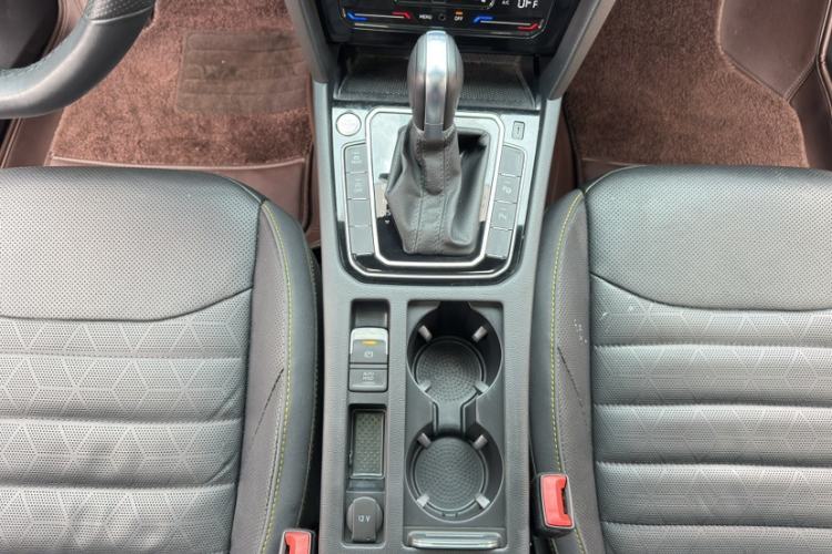 Used Volkswagen FAW-Volkswagen CC 2023 380TSI Striking Edition Gear Lever