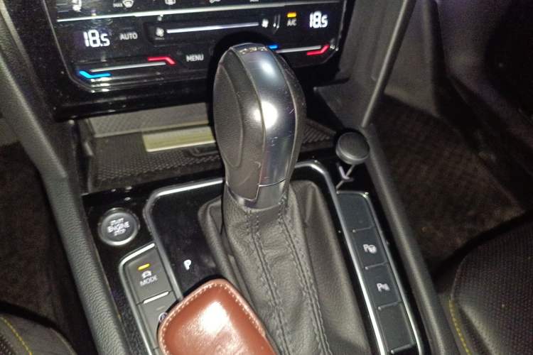 Used Volkswagen FAW-Volkswagen CC 2023 380TSI Striking Edition Gear Lever