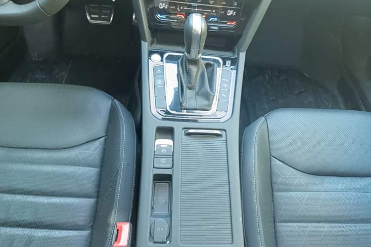 Used Volkswagen FAW-Volkswagen CC 2023 Hunting Vehicle 380TSI Hunter's Heart Edition Gear Lever