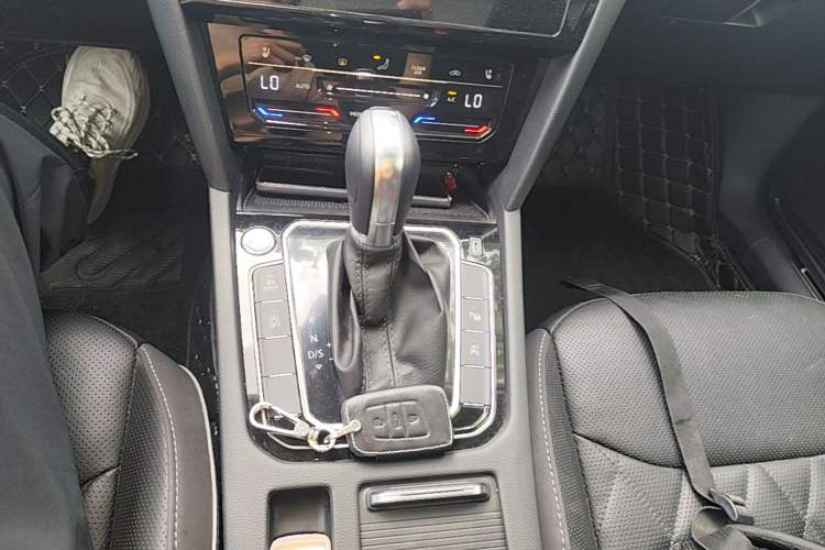 Used Volkswagen FAW-Volkswagen CC 2023 Adventure Vehicle 380TSI Trailblazer Edition Gear Lever