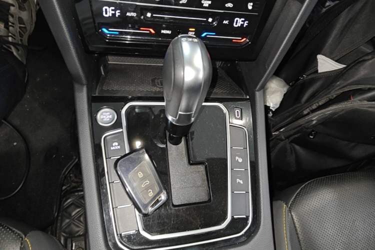 Used Volkswagen FAW-Volkswagen CC 2023 380TSI Striking Edition Gear Lever