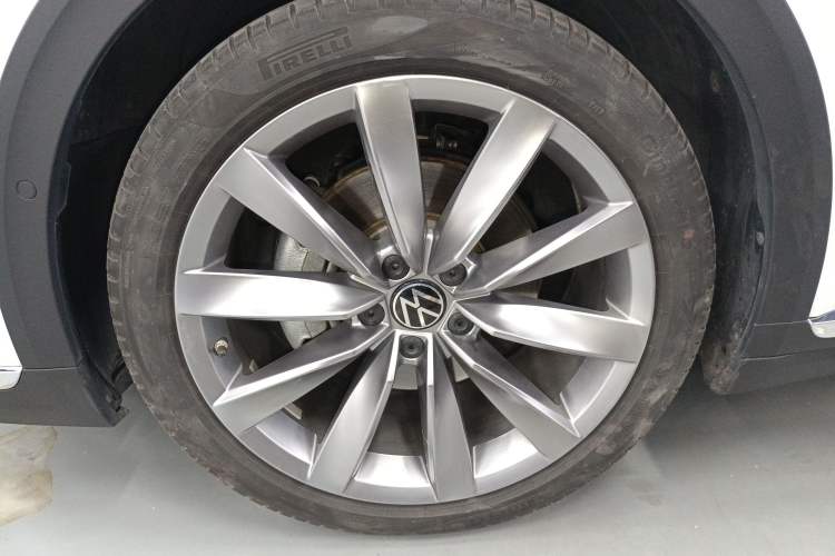 Used Volkswagen FAW-Volkswagen CC 2023 Hunting Vehicle 380TSI Hunter's Heart Edition Left Front Wheel Hub
