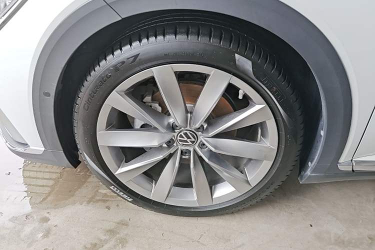 Used Volkswagen FAW-Volkswagen CC 2023 Hunting Vehicle 380TSI Hunter's Heart Edition Left Front Wheel Hub