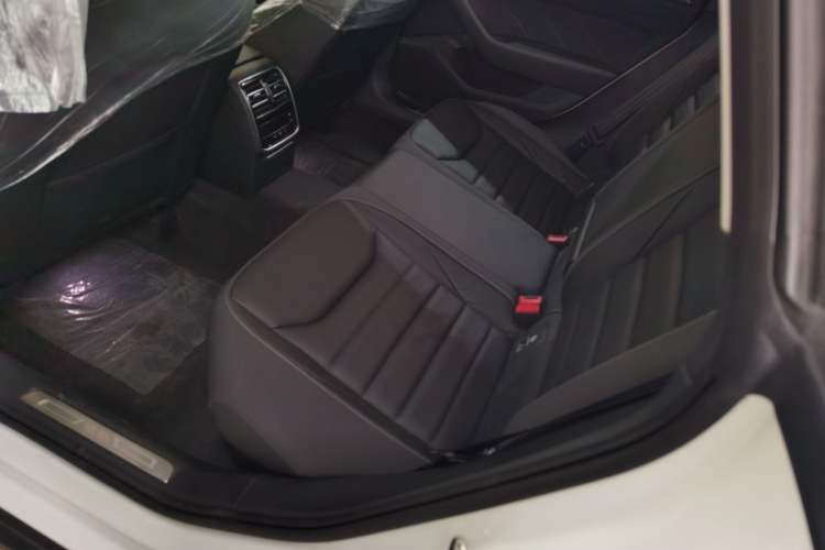 Used Volkswagen FAW-Volkswagen CC 2023 Hunting Vehicle 380TSI Hunter's Heart Edition Left Rear Seat