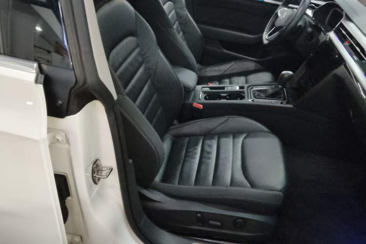 Used Volkswagen FAW-Volkswagen CC 2023 Hunting Vehicle 380TSI Hunter's Heart Edition Right Front Seat