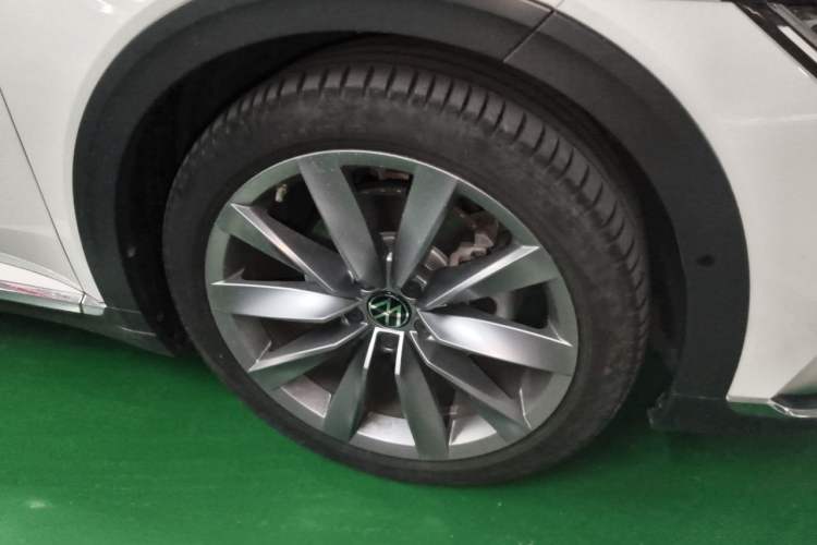 Used Volkswagen FAW-Volkswagen CC 2023 Hunting Vehicle 380TSI Hunter's Heart Edition Right Front Wheel Hub