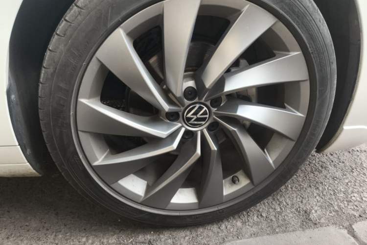 Used Volkswagen FAW-Volkswagen CC 2023 380TSI Striking Edition Right Front Wheel Hub