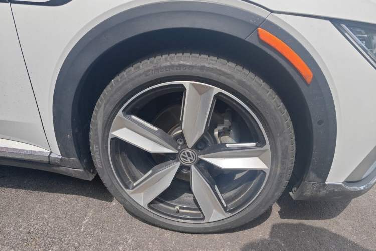 Used Volkswagen FAW-Volkswagen CC 2023 Hunting Vehicle 380TSI Hunter's Heart Edition Right Front Wheel Hub