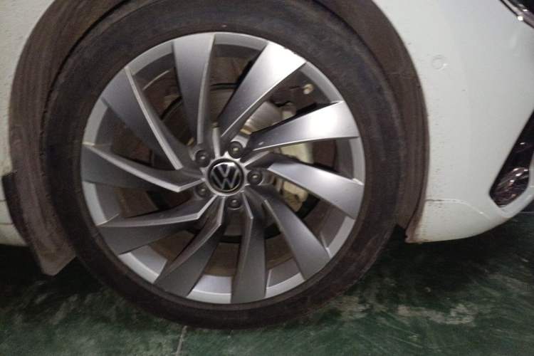 Used Volkswagen FAW-Volkswagen CC 2023 380TSI Striking Edition Right Front Wheel Hub