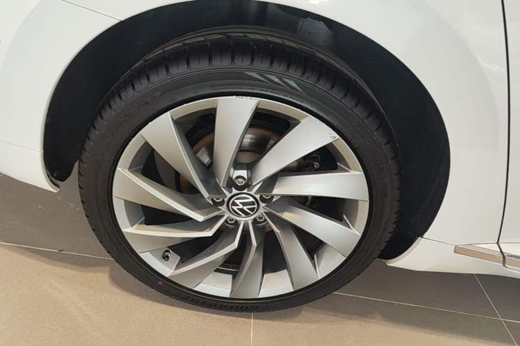 Used Volkswagen FAW-Volkswagen CC 2023 380TSI Striking Edition Right Rear Wheel Hub