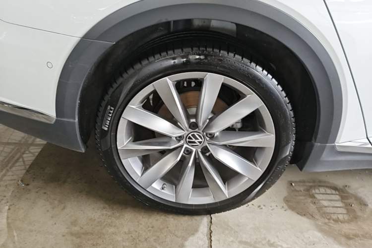 Used Volkswagen FAW-Volkswagen CC 2023 Hunting Vehicle 380TSI Hunter's Heart Edition Right Rear Wheel Hub