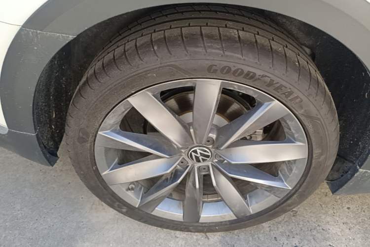 Used Volkswagen FAW-Volkswagen CC 2023 Hunting Vehicle 380TSI Hunter's Heart Edition Right Rear Wheel Hub