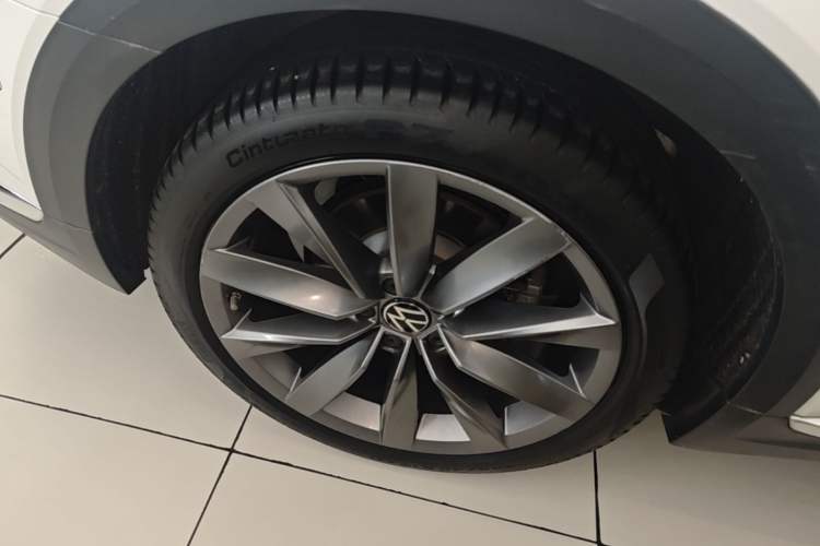 Used Volkswagen FAW-Volkswagen CC 2023 Hunting Vehicle 380TSI Hunter's Heart Edition Right Rear Wheel Hub