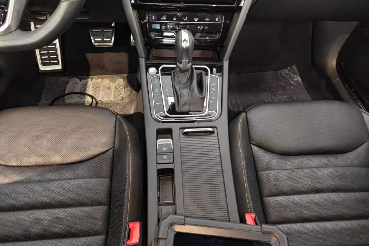 Used Volkswagen FAW-Volkswagen CC 2024 380TSI Striking Edition Gear Lever