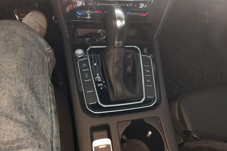 Used Volkswagen FAW-Volkswagen CC 2024 380TSI Striking Edition Gear Lever