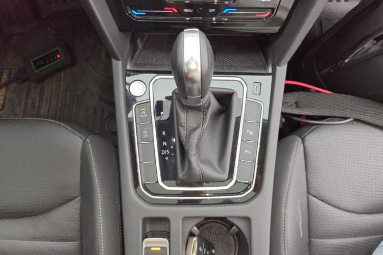 Used Volkswagen FAW-Volkswagen CC 2024 Estate Car 380TSI Hunter's Heart All-Encompassing Edition Gear Lever