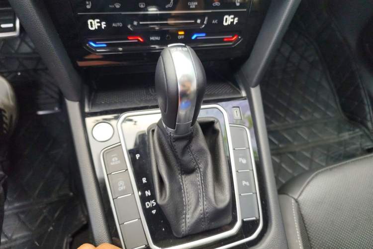 Used Volkswagen FAW-Volkswagen CC 2024 Estate Car 380TSI Hunter's Heart All-Encompassing Edition Gear Lever
