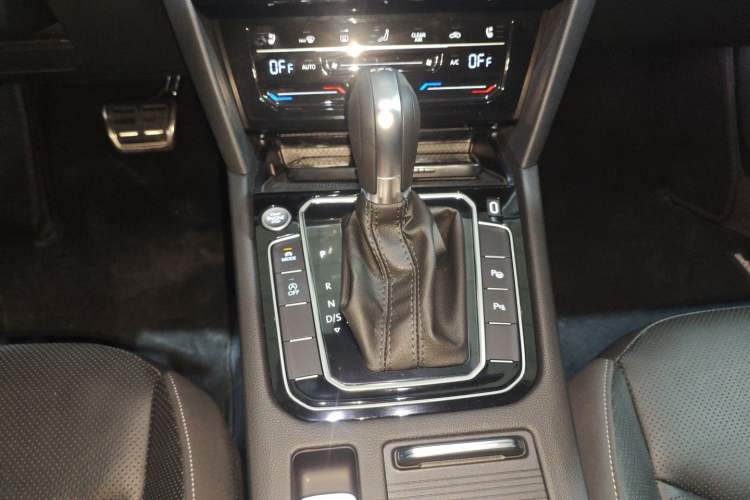 Used Volkswagen FAW-Volkswagen CC 2024 Estate Car 380TSI Hunter's Heart All-Encompassing Edition Gear Lever