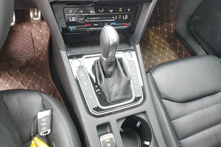 Used Volkswagen FAW-Volkswagen CC 2024 Estate Car 380TSI Hunter's Heart Edition Gear Lever