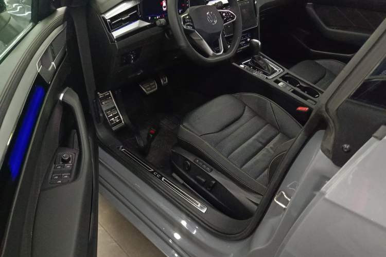 Used Volkswagen FAW-Volkswagen CC 2024 380TSI Striking Edition Interior 3