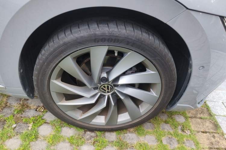 Used Volkswagen FAW-Volkswagen CC 2024 380TSI Striking All-Encompassing Edition Right Front Wheel Hub