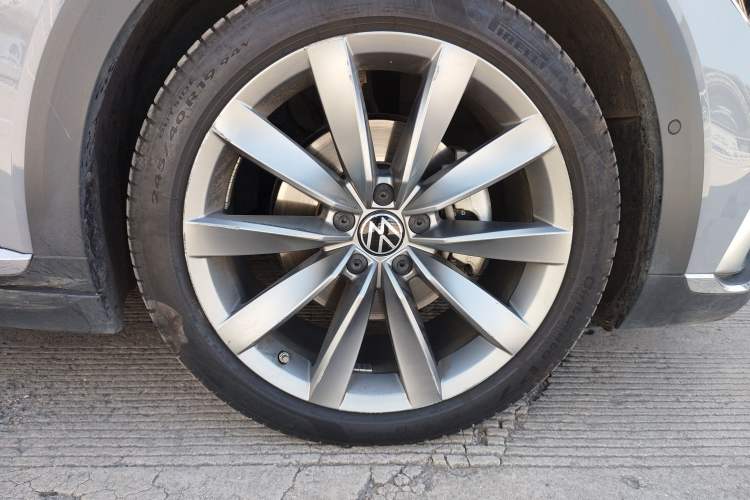 Used Volkswagen FAW-Volkswagen CC 2024 Estate Car 380TSI Hunter's Heart Edition Right Front Wheel Hub