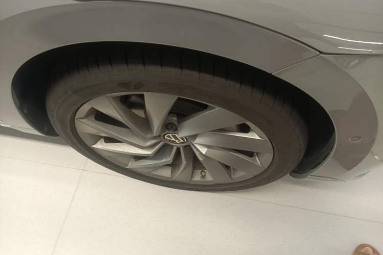 Used Volkswagen FAW-Volkswagen CC 2024 380TSI Striking All-Encompassing Edition Right Front Wheel Hub