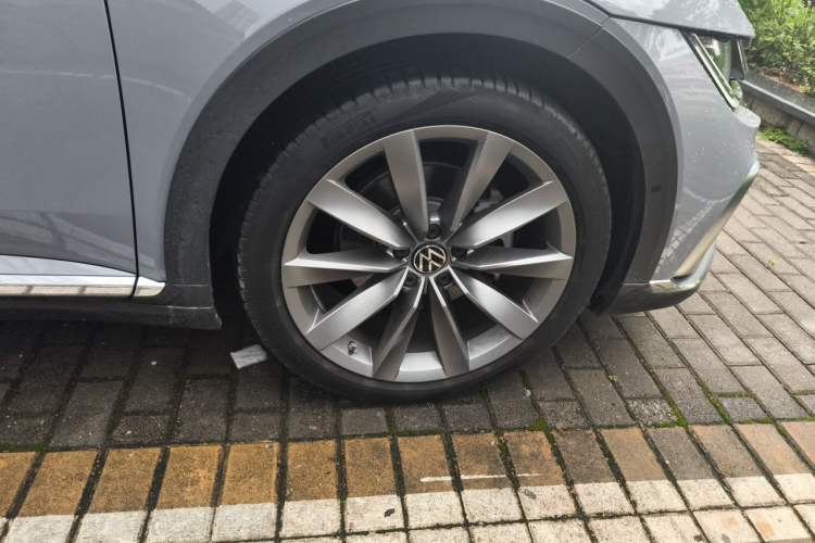 Used Volkswagen FAW-Volkswagen CC 2024 Estate Car 380TSI Hunter's Heart All-Encompassing Edition Right Front Wheel Hub