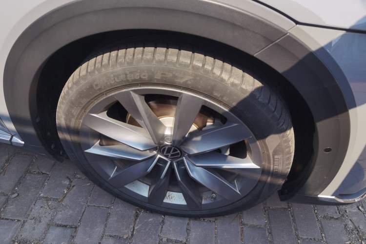 Used Volkswagen FAW-Volkswagen CC 2024 Estate Car 380TSI Hunter's Heart All-Encompassing Edition Right Front Wheel Hub