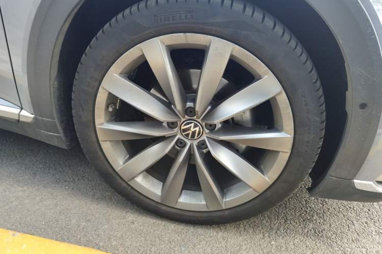 Used Volkswagen FAW-Volkswagen CC 2024 Estate Car 380TSI Hunter's Heart All-Encompassing Edition Right Front Wheel Hub