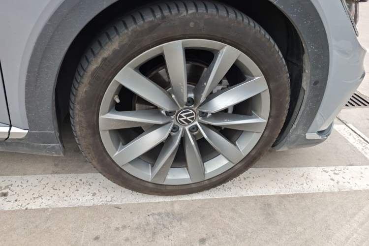 Used Volkswagen FAW-Volkswagen CC 2024 Estate Car 380TSI Hunter's Heart Edition Right Front Wheel Hub