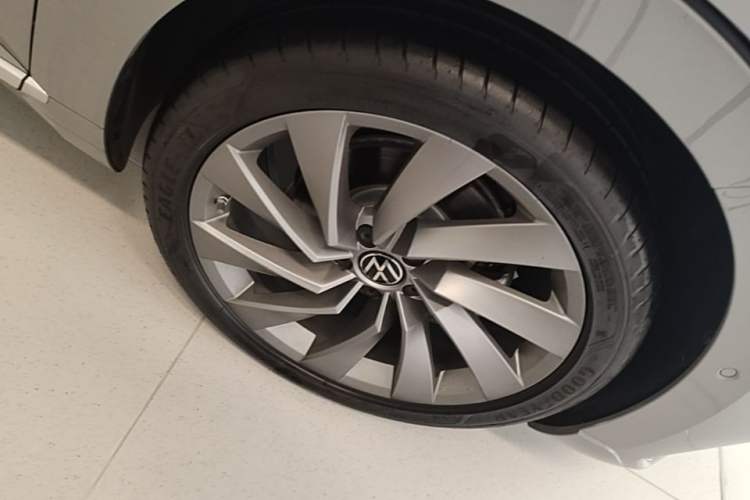 Used Volkswagen FAW-Volkswagen CC 2024 380TSI Striking Edition Right Front Wheel Hub